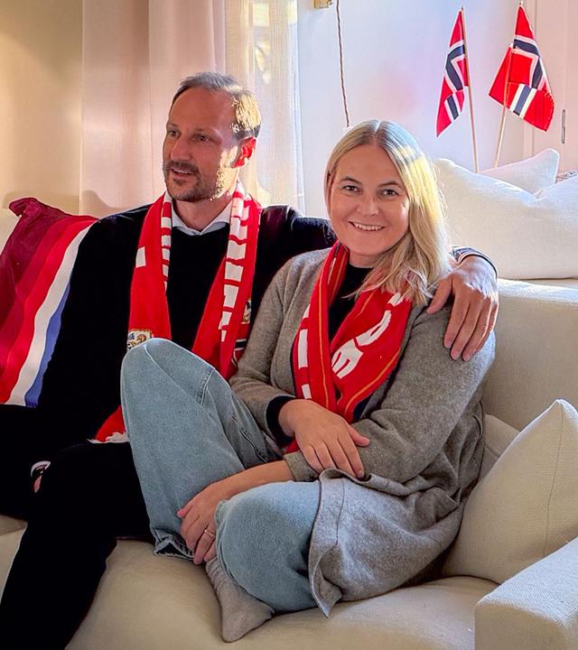 Der norwegische Königspalast veröffentlichte am 6. Juli die ersten Bilder von Kronprinzessin Mette-Marit, seit sie sich Mitte Juni einer Lungentransplantation unterzogen hatte.