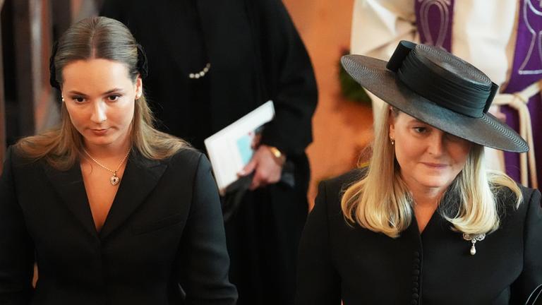 Königin Mette-Marit von Norwegen und Kronprinzessin Ingrid Alexandra von Norwegen nehmen am 23. September 2026 an der Trauerfeier für die verstorbene norwegische Prinzessin Astrid, Frau Ferner, in der Ris-Kirche in Oslo, Norwegen, teil.