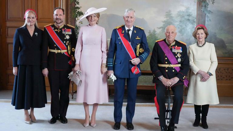 Das Kronprinzenpaar Mette-Marit und Haakon von Norwegen empfängt mit König Harald und Königin Sonja das belgische Königspaar.