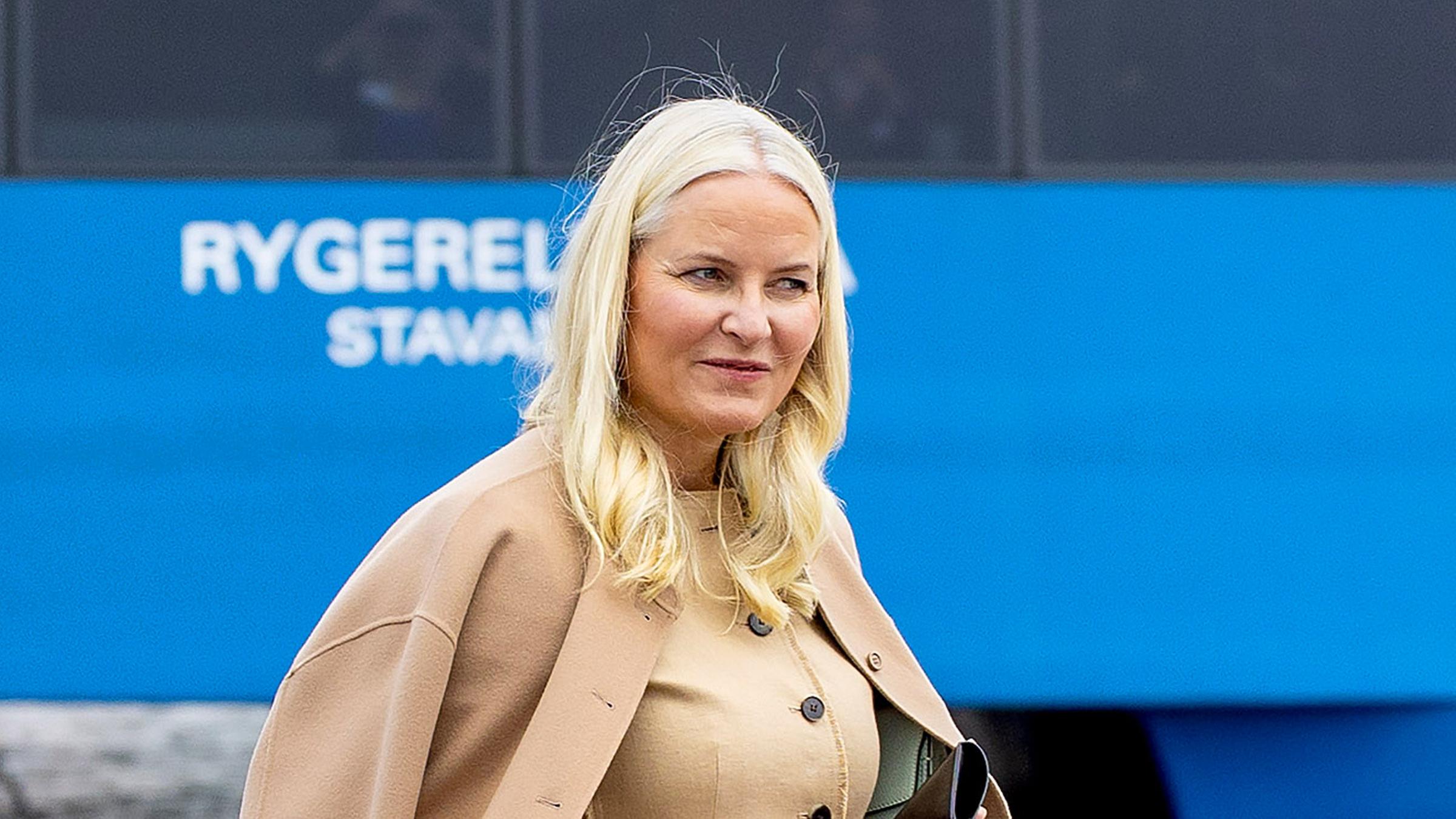 Zu sehen ist Norwegens Prinzessin Mette-Marit vor einem blauen Hintergrund.