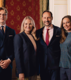 Auf dem Bild zu sehen ist die norwegische Königsfamilie, von links nach rechts: Prinz Sverre Magnus, Kronprinzessin Mette-Marit, Kronprinz Haakon und Prinzessin Ingrid Alexandra.