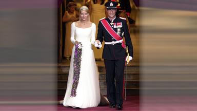 Mette-Marit und Haakon ziehen nach ihrer Hochezit aus der Kirche aus