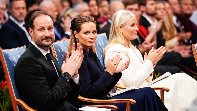 Mette-Marit und Haakon sitzen neben ihrer Tochter Ingrid Alexandra 