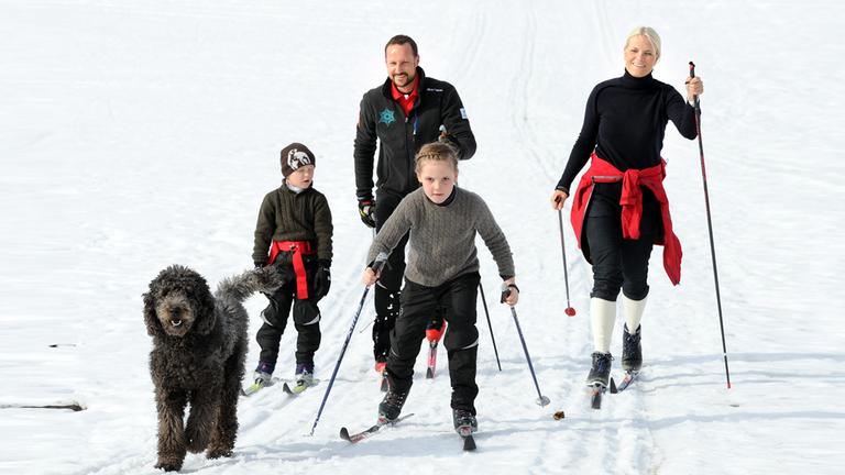 Mette Marit, Haakon und die Kinder beim Langlaufen, begleitet von ihrem Hund