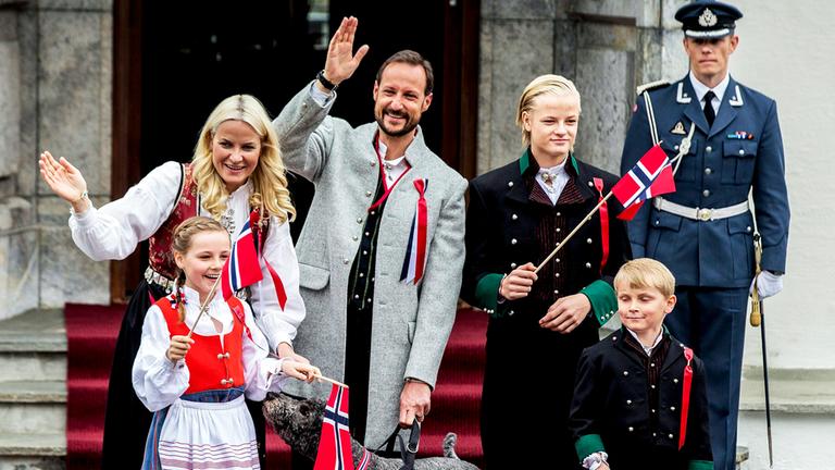 Die norwegische Kronprinzenfamilie versammelt beim Nationalfeiertag 2013