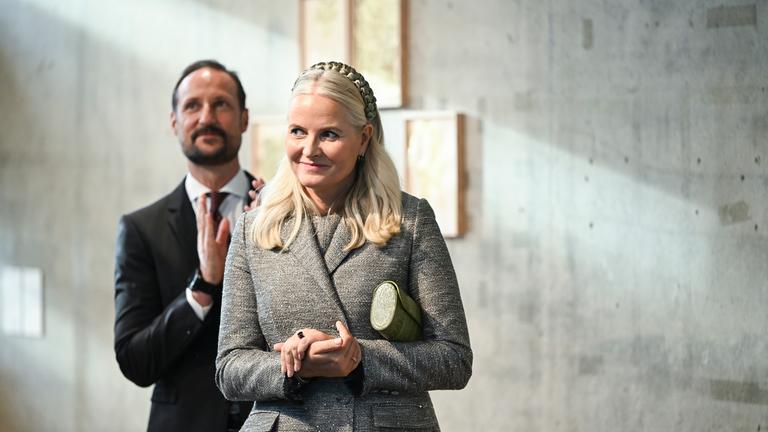 Kronprinz Haakon steht hinter seiner Frau, Kronprinzessin Mette-Marit 