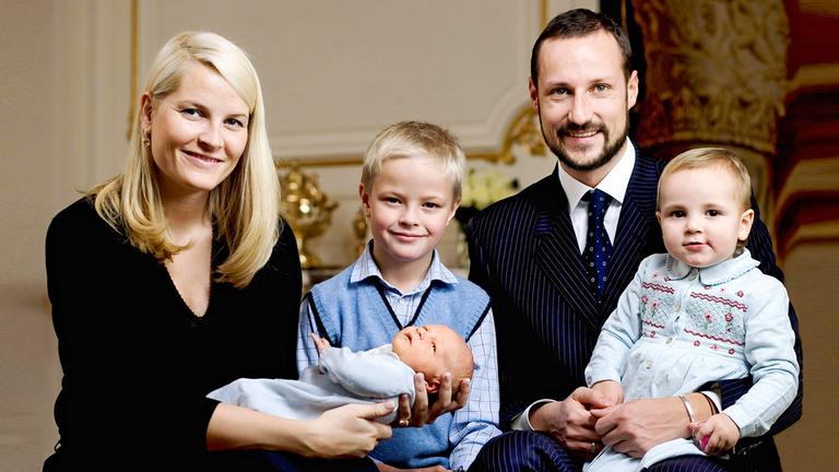 Mette-Marit, Haakon, Marius und Ingrid Alexandra freuen sich über die Geburt von Sverre Magnus, den sie auf dem Arm haben.