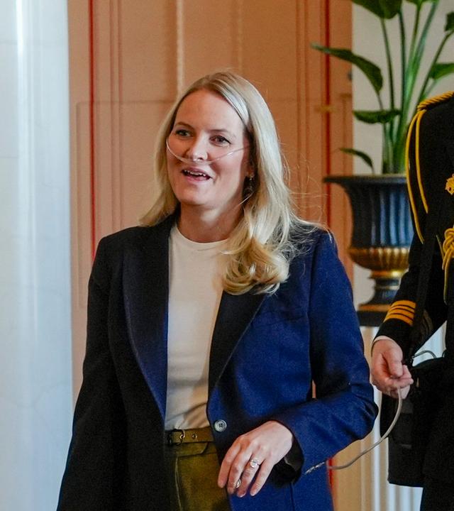 Oslo: Die norwegische Kronprinzessin Mette-Marit trägt zum ersten Mal ein Sauerstoffgerät zu einem offiziellen Termin Oslo: Die norwegische Kronprinzessin Mette-Marit trägt zum ersten Mal ein Sauerstoffgerät zu einem offiziellen Termin Oslo: Die norwegische Kronprinzessin Mette-Marit trägt zum ersten Mal ein Sauerstoffgerät zu einem offiziellen Termin 
