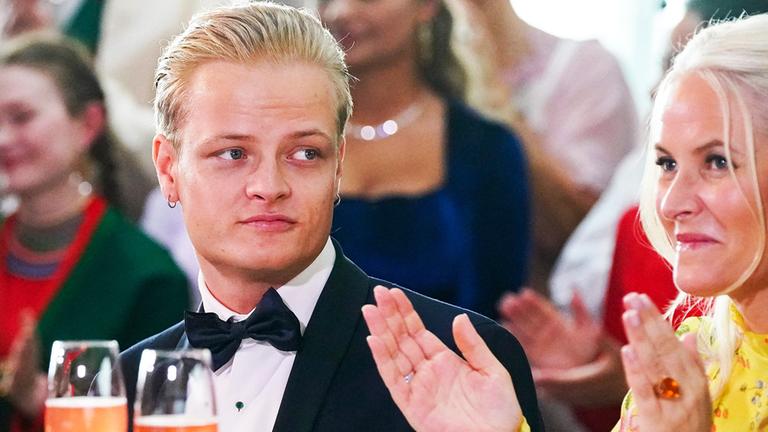 Mette Marit sitzt neben ihrem erstgeborenen Sohn Marius Borg Høiby