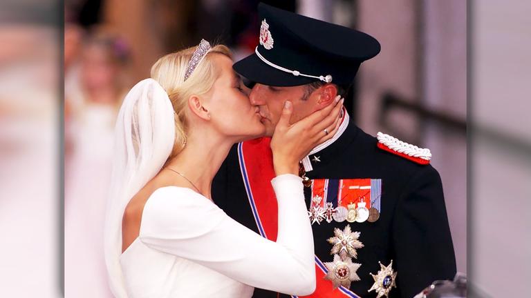  Haakon und Mette-Marit küssen sich nach ihrer Hochzeit