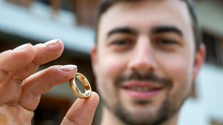 Metzger findet Ehering in Kuhpansen