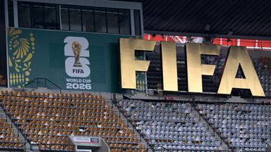 uf den Tribünen ist ein FIFA-Logo zu sehen, am 10. 6. 2026 – am Vorabend des WM-Spiels zwischen Mexiko und Südafrika – im Stadion von Mexiko-Stadt