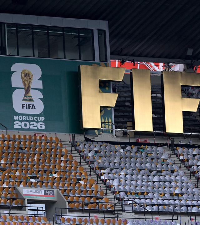 uf den Tribünen ist ein FIFA-Logo zu sehen, am 10. 6. 2026 – am Vorabend des WM-Spiels zwischen Mexiko und Südafrika – im Stadion von Mexiko-Stadt