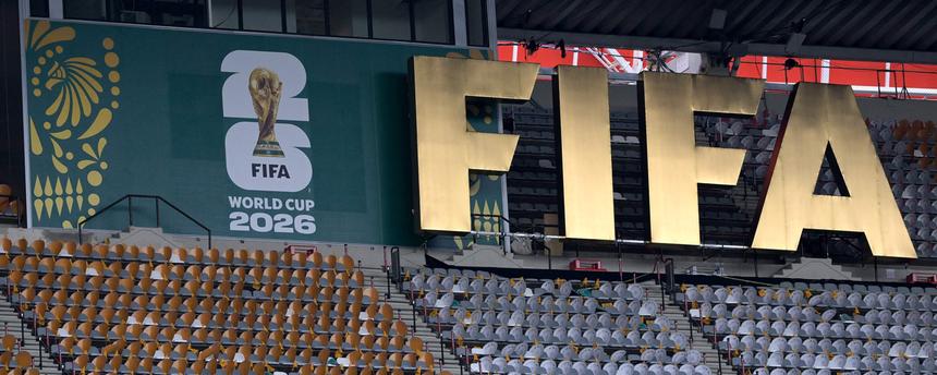 uf den Tribünen ist ein FIFA-Logo zu sehen, am 10. 6. 2026 – am Vorabend des WM-Spiels zwischen Mexiko und Südafrika – im Stadion von Mexiko-Stadt