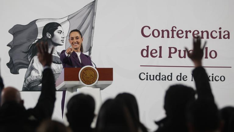 Präsidentin Claudia Sheinbaum gibt eine Pressekonferenz.