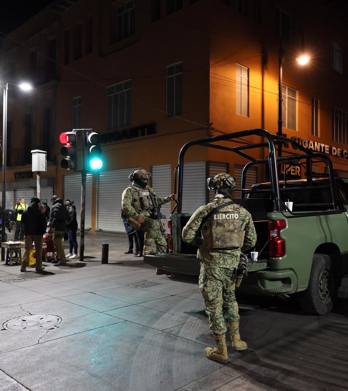 Soldaten der Armee patrouillieren vor dem Nationalpalast vor der täglichen morgendlichen Pressekonferenz der mexikanischen Präsidentin Sheinbaum in Mexiko-Stadt.