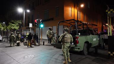 Soldaten der Armee patrouillieren vor dem Nationalpalast vor der täglichen morgendlichen Pressekonferenz der mexikanischen Präsidentin Sheinbaum in Mexiko-Stadt.