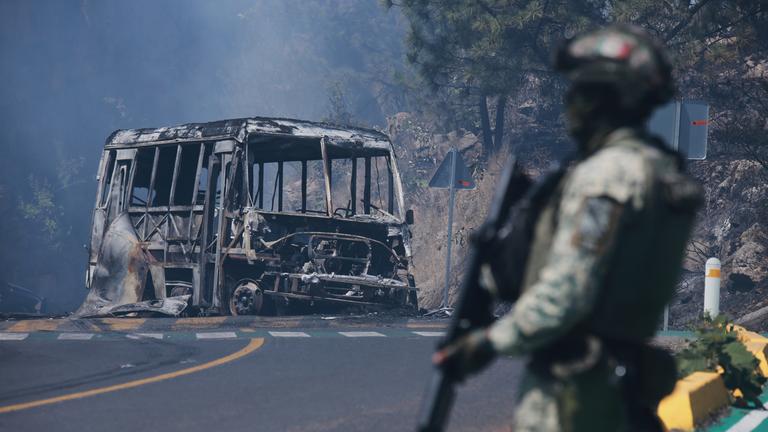 Ein Soldat steht neben einem ausgebrannten Fahrzeug in Cointzio im mexikanischen Bundesstaat Michoacán Wache