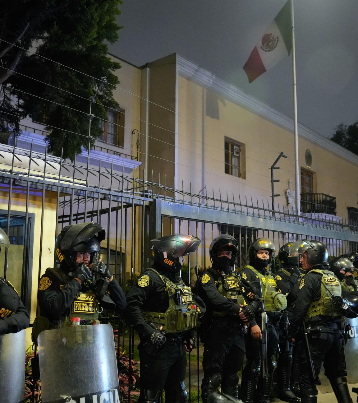 Polizisten bewachen die mexikanische Botschaft in Lima, nachdem die peruanische Regierung angekündigt hatte, die diplomatischen Beziehungen zu Mexiko abzubrechen, nachdem Mexiko der ehemaligen peruanischen Ministerpräsidentin Chavez Asyl gewährt hatte.