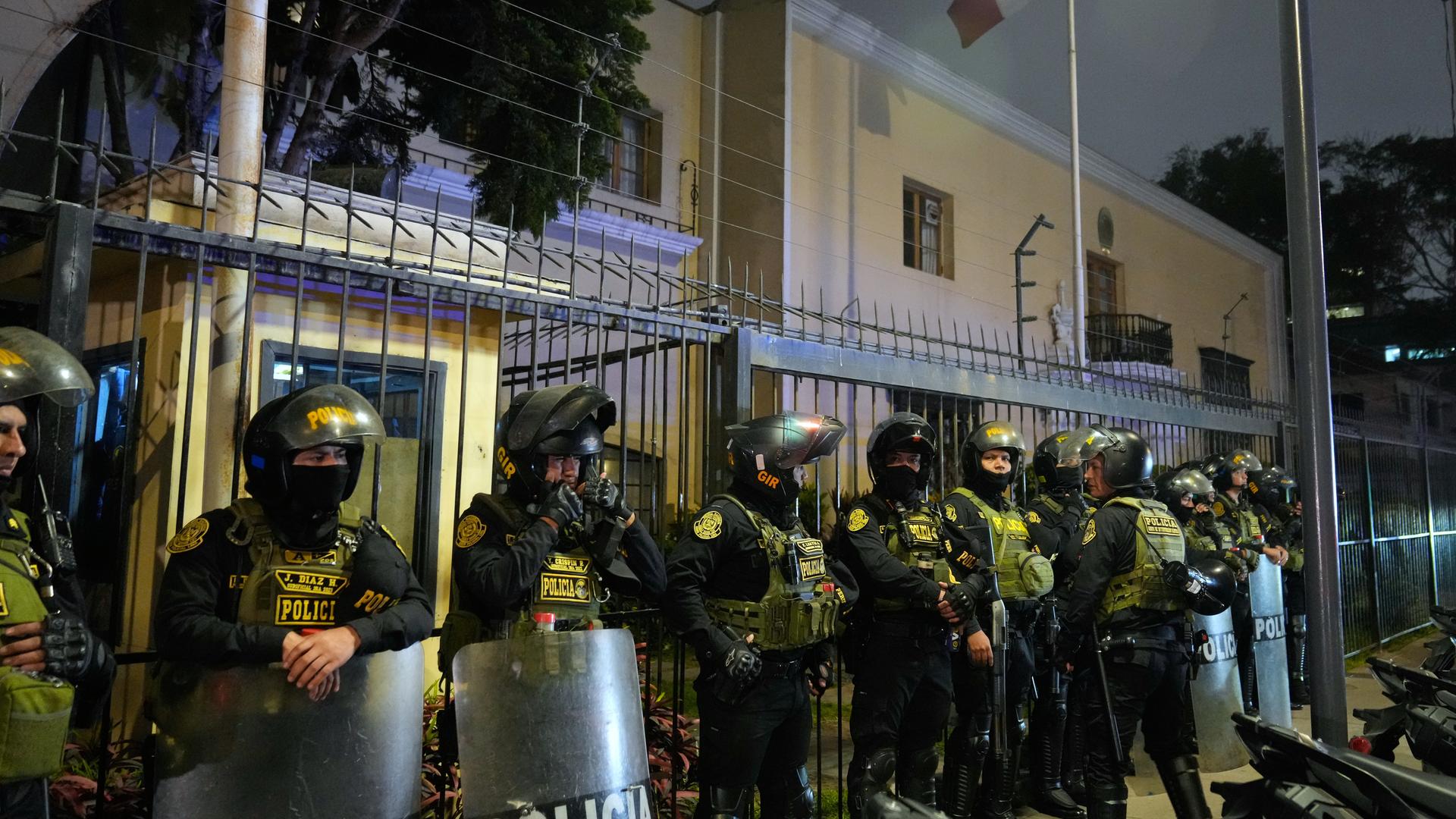 Polizisten bewachen die mexikanische Botschaft in Lima, nachdem die peruanische Regierung angekündigt hatte, die diplomatischen Beziehungen zu Mexiko abzubrechen, nachdem Mexiko der ehemaligen peruanischen Ministerpräsidentin Chavez Asyl gewährt hatte.