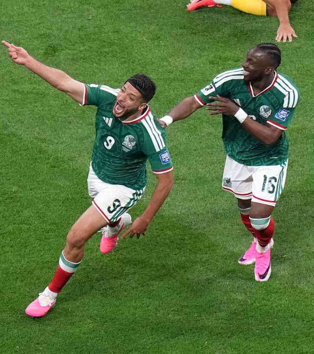 Raul Jimenez feiert mit Julian Quinones sein Tor zum 2:0 im Spiel gegen Ecuador