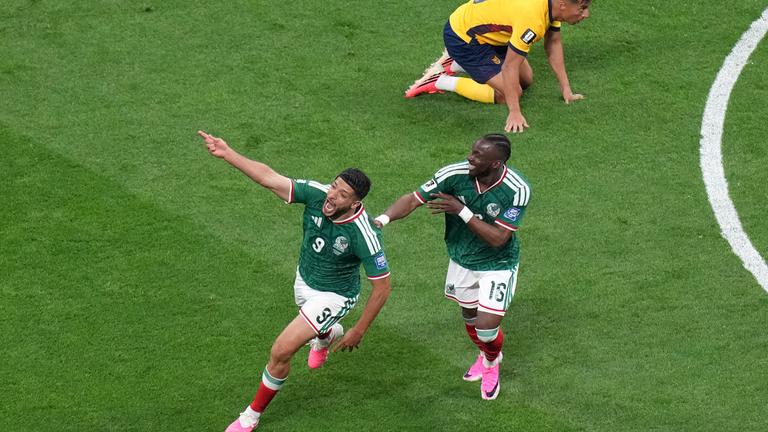 Raul Jimenez feiert mit Julian Quinones sein Tor zum 2:0 im Spiel gegen Ecuador