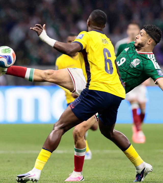 Raul Jimenez (r.) gegen Willian Pacho