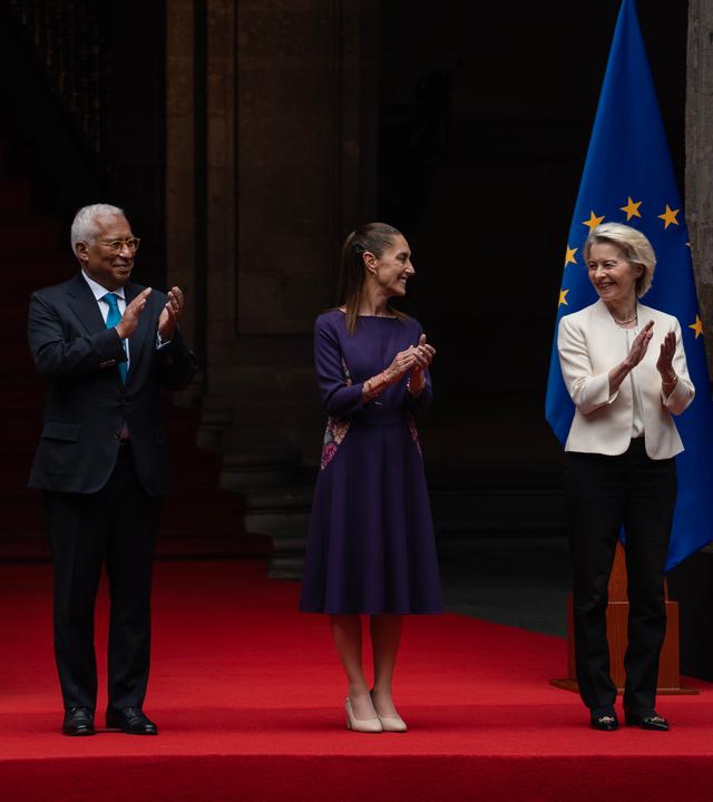 Claudia Sheinbaum, Präsidentin von Mexiko, begrüßt EU-Ratspräsident António Costa und die EU-Kommissionspräsidentin Ursula von der Leyen im Präsidentenpalast in Mexiko-Stadt.
