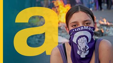 Eine Protestierende auf der Demo zum Weltfrauentag vor dem Feuer auf der Straße in Mexiko