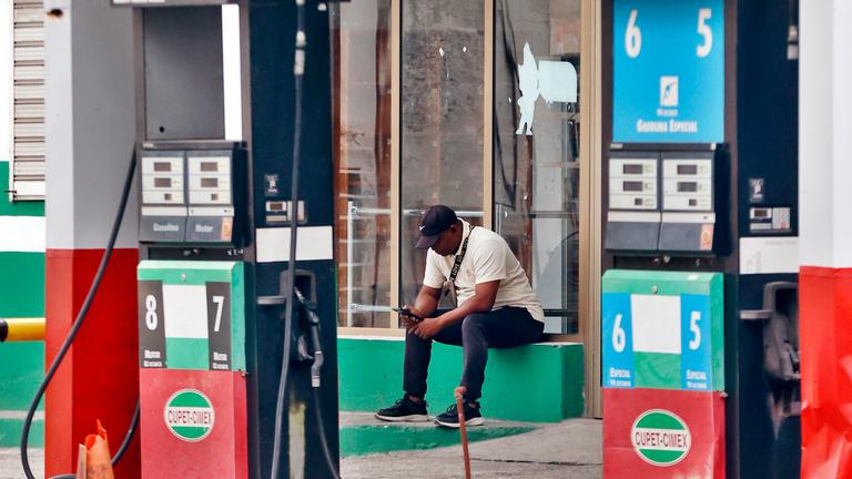 Ein Mann wartete an einer Tankstelle in Havana.