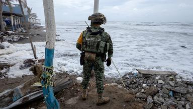 Ein Soldat der mexikanischen Armee patrouilliert während des Notstands aufgrund des Hurrikans "Polo" an der Küste von Playa Azul in Lázaro Cárdenas 