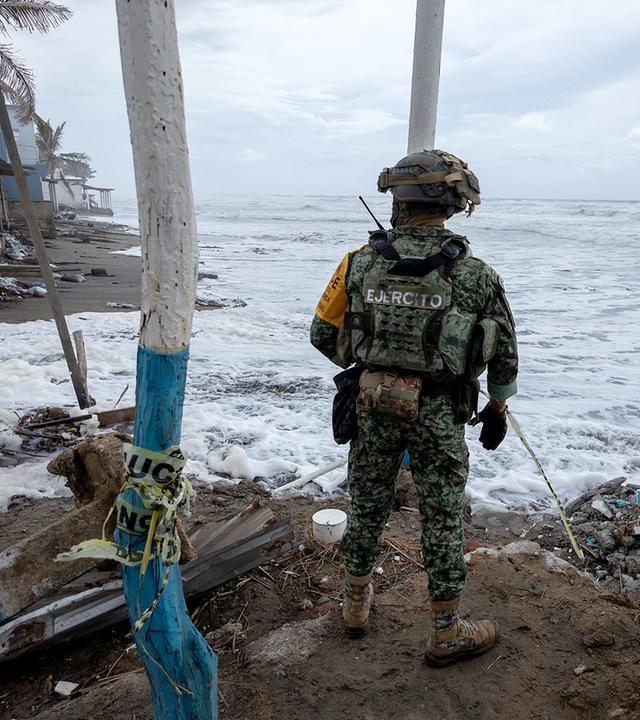 Ein Soldat der mexikanischen Armee patrouilliert während des Notstands aufgrund des Hurrikans "Polo" an der Küste von Playa Azul in Lázaro Cárdenas 