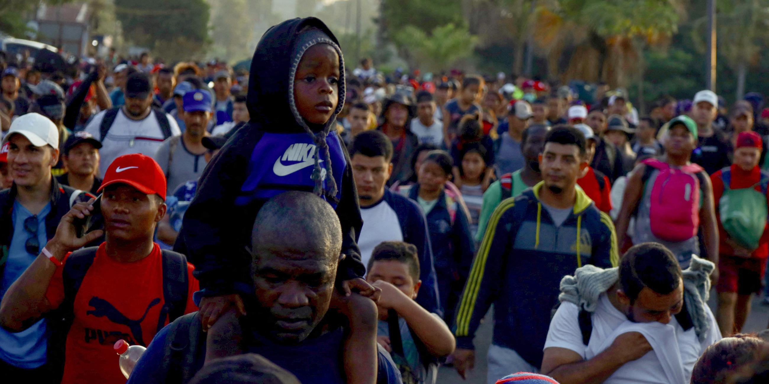 Migranten in einer Karawane versuchen, die Grenze zu den USA zu erreichen.