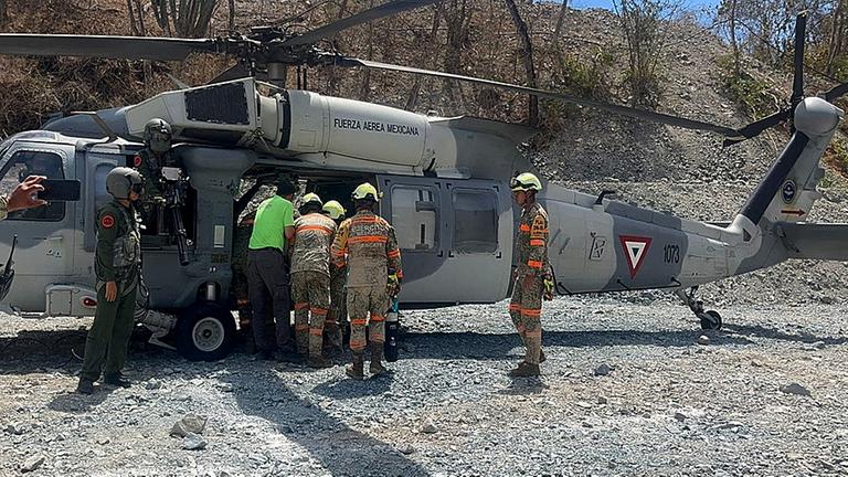 Dieses vom mexikanischen Verteidigungsministerium veröffentlichte Foto zeigt die Rettung eines Bergmanns, der nach dem Einsturz einer Mine in El Rosario, Bundesstaat Sinaloa, Mexiko, am 8. April 2026 zwei Wochen lang eingeschlossen war.