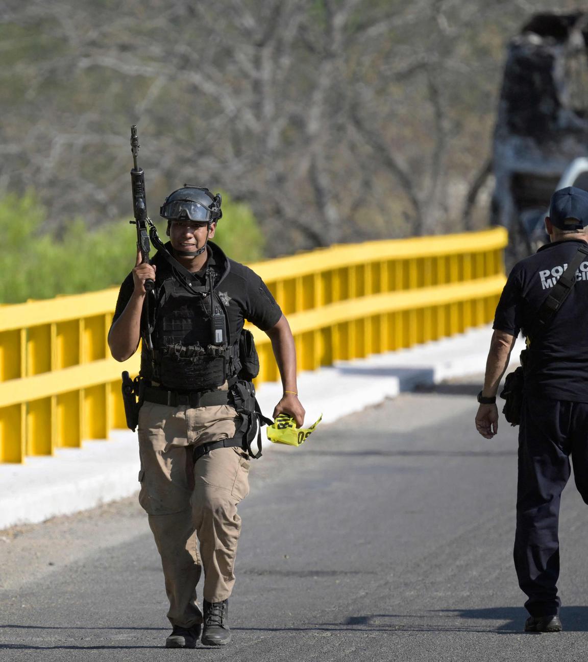 Mexiko: Ein Mitglied der Staatspolizei bewacht die Desembocada-Brücke im Großraum Puerto Vallarta im mexikanischen Bundesstaat Jalisco.