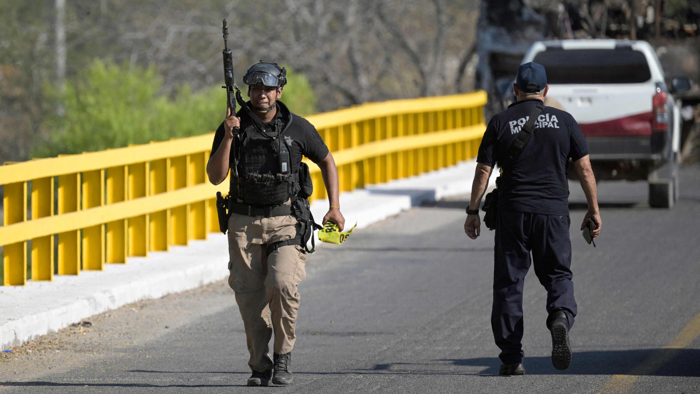 Mexiko: Ein Mitglied der Staatspolizei bewacht die Desembocada-Brücke im Großraum Puerto Vallarta im mexikanischen Bundesstaat Jalisco.