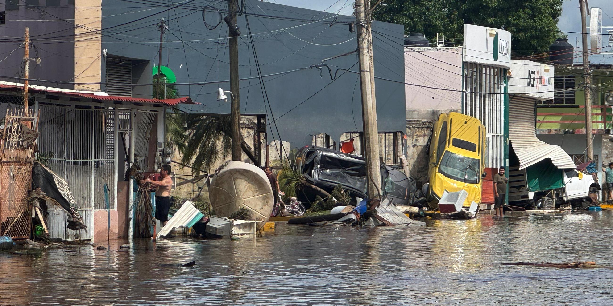 Eine überflutete Straße mit Trümmern, verursacht durch heftige Regenfälle in Poza Rica, Mexiko.