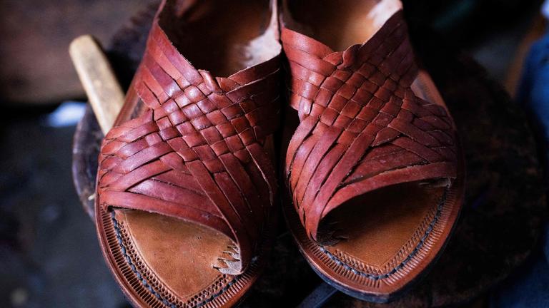 Ein Paar bestickte Huarache Sandalen in einer Werkstatt in Villa Hidalgo Yalalag im mexikanischen Bundesstaat Oaxaca