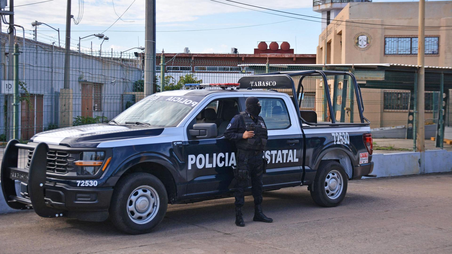 Ein mexikanischer Sicherheitsbeamter steht Wache vor einem Gefängnis in Villahermmosa. 