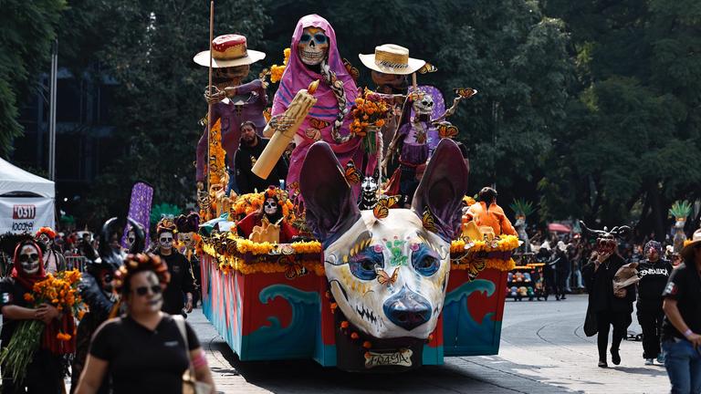 Menschen nehmen an einer Parade zum Tag der Toten in Mexiko-Stadt teil, Mexiko, 02. November 2024