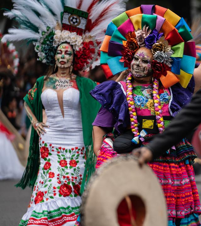 Darsteller in Kleidern, Masken und Kostümen, die von der mexikanischen Kultur und dem Fußball inspiriert sind, nehmen an der WM-Parade in Mexiko-Stadt teil.