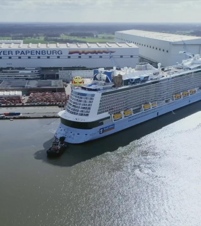 Meyer Werft mit Kreuzfahrtschiff