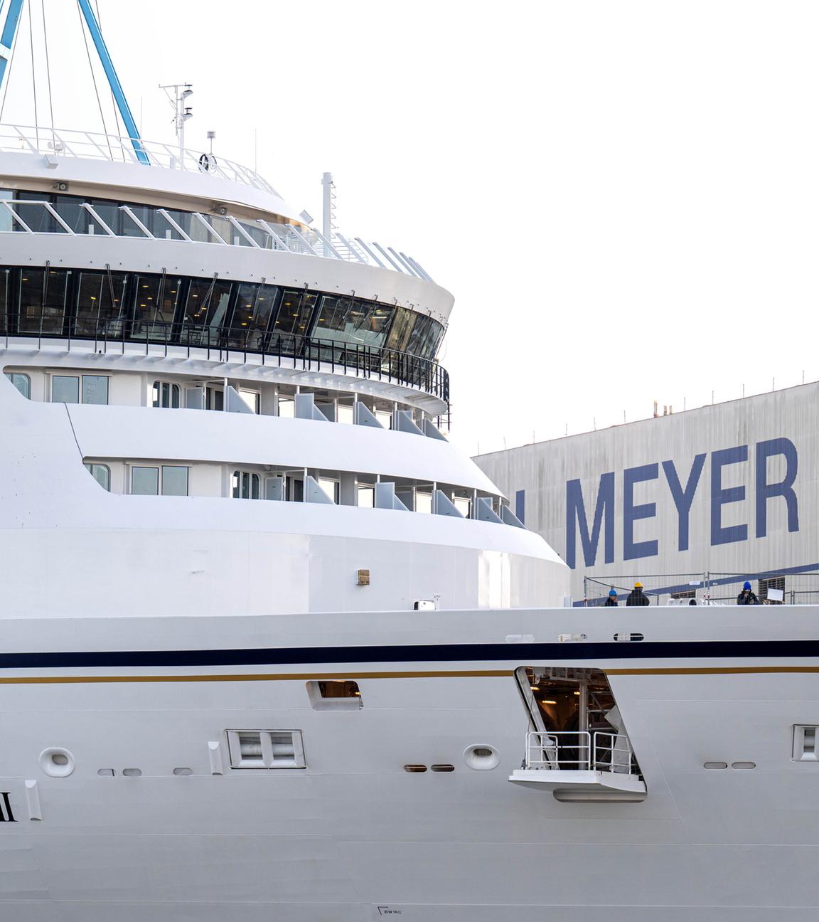 Das Kreuzfahrtschiff "Asuka III" liegt vor der Meyer Werft am 31.01.2025 in Papenburg, Niedersachsen.