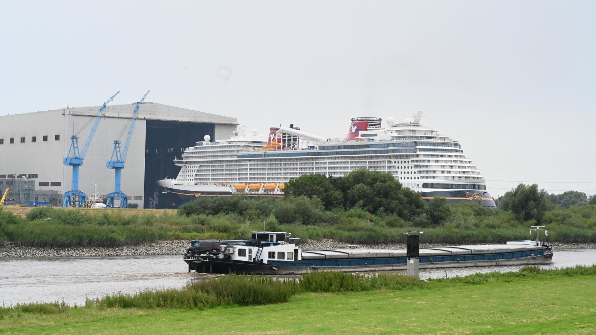 Das Kreuzfahrtschiff "Disney Treasure" verlässt das Baudock der Papenburger Meyer Werft.