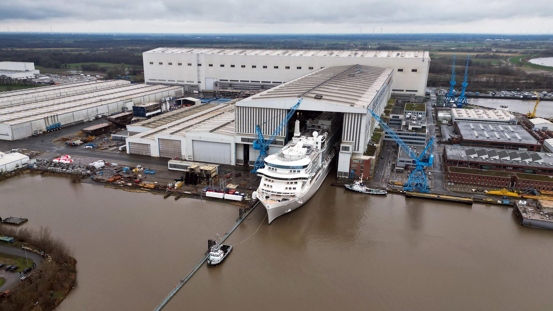Ein Kreuzfahrtschiff verlässt das überdachte Baudock der Meyer Werft. 