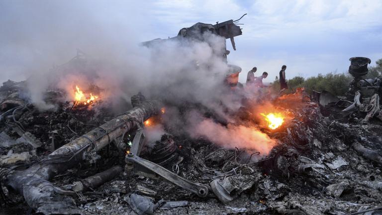 Archiv: Brennende Trümmer Passagiermaschine MH17