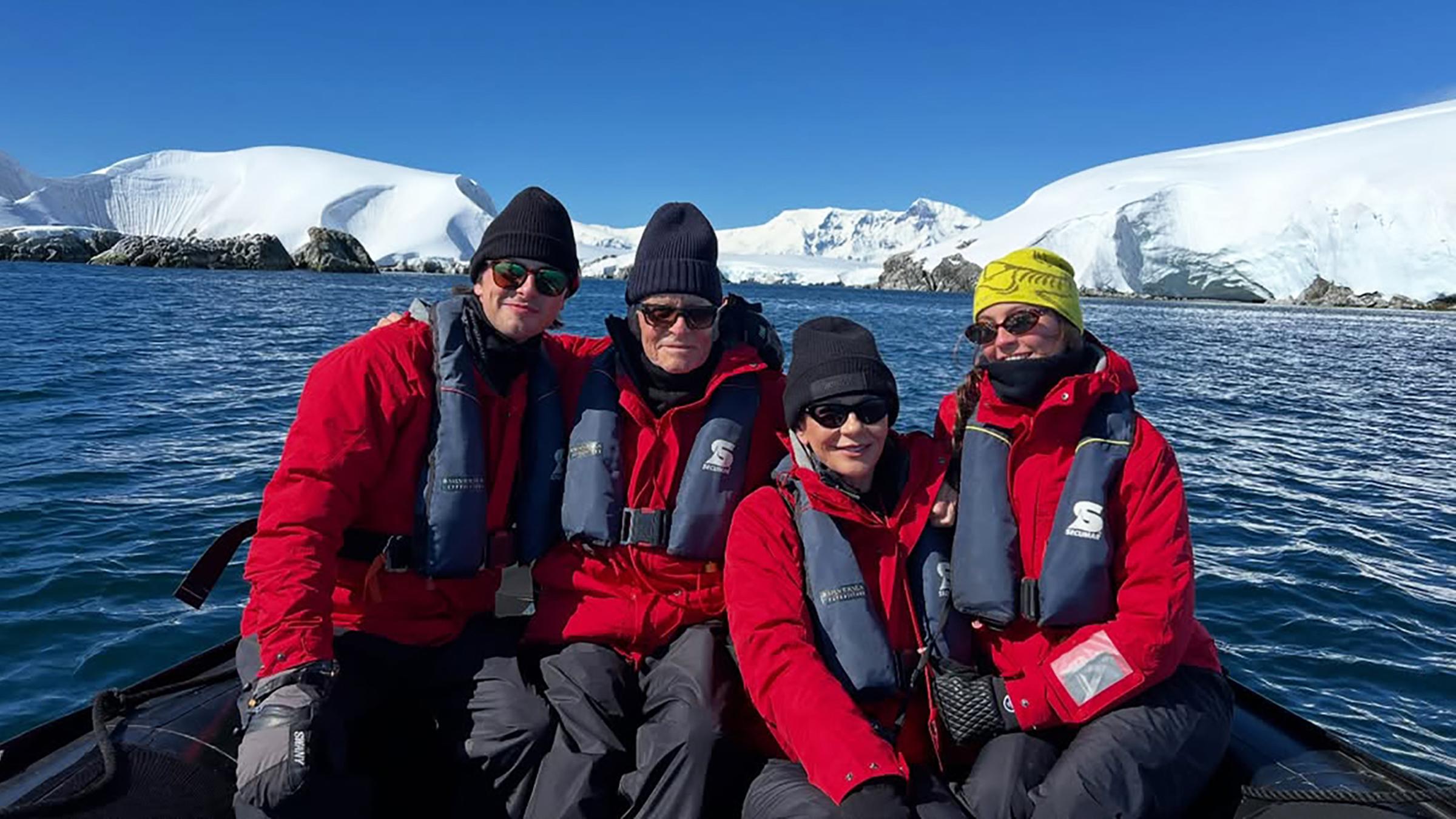 Michael Douglas mit seiner Familie im Winterurlaub in der Antarktis.