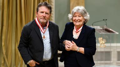 Der Schauspieler Michael J. Fox bekommt im Rahmen einer Zeremonie in der Rideau Hall von Generalgouverneurin Louise Arbour die zivile Auszeichnung Companion of the Order of Canada