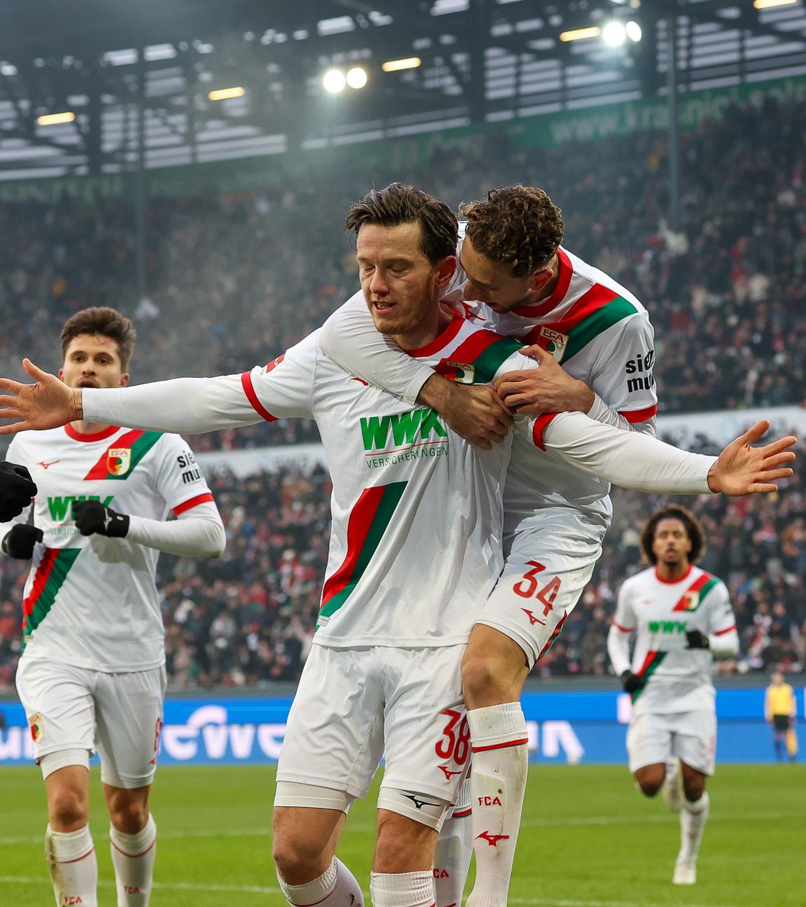 Augsburgs Stürmer Michael Gregoritsch jubelt zusammen mit seinen Teamkollegen Noahkai Banks und Arthur Chaves nach seinem Ausgleichstreffer zum 1:1 gegen den FC St. Pauli