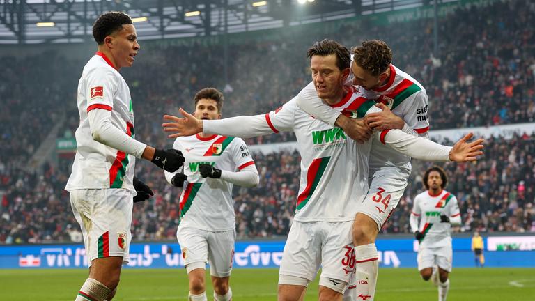 Augsburgs Stürmer Michael Gregoritsch jubelt zusammen mit seinen Teamkollegen Noahkai Banks und Arthur Chaves nach seinem Ausgleichstreffer zum 1:1 gegen den FC St. Pauli